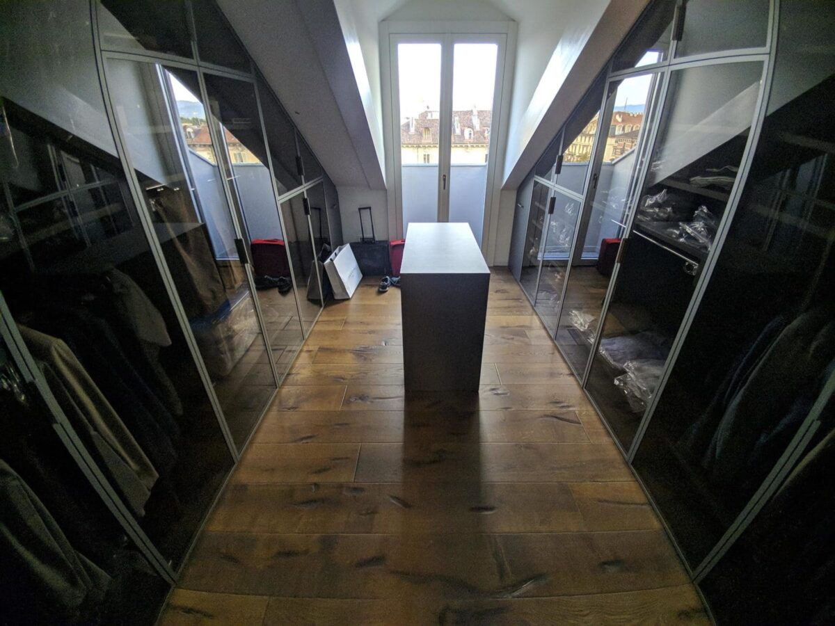 Ampio locale mansardato trasformato in cabina armadio